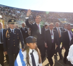 Don Felipe saluda al público congregado en el Estadio Nacional